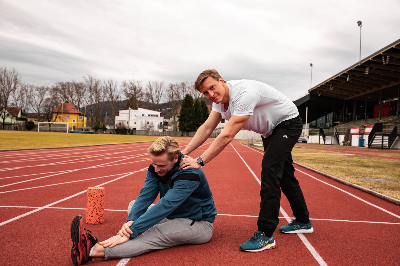 Thomas Payr beim Stretching-Coaching auf der Laufbahn